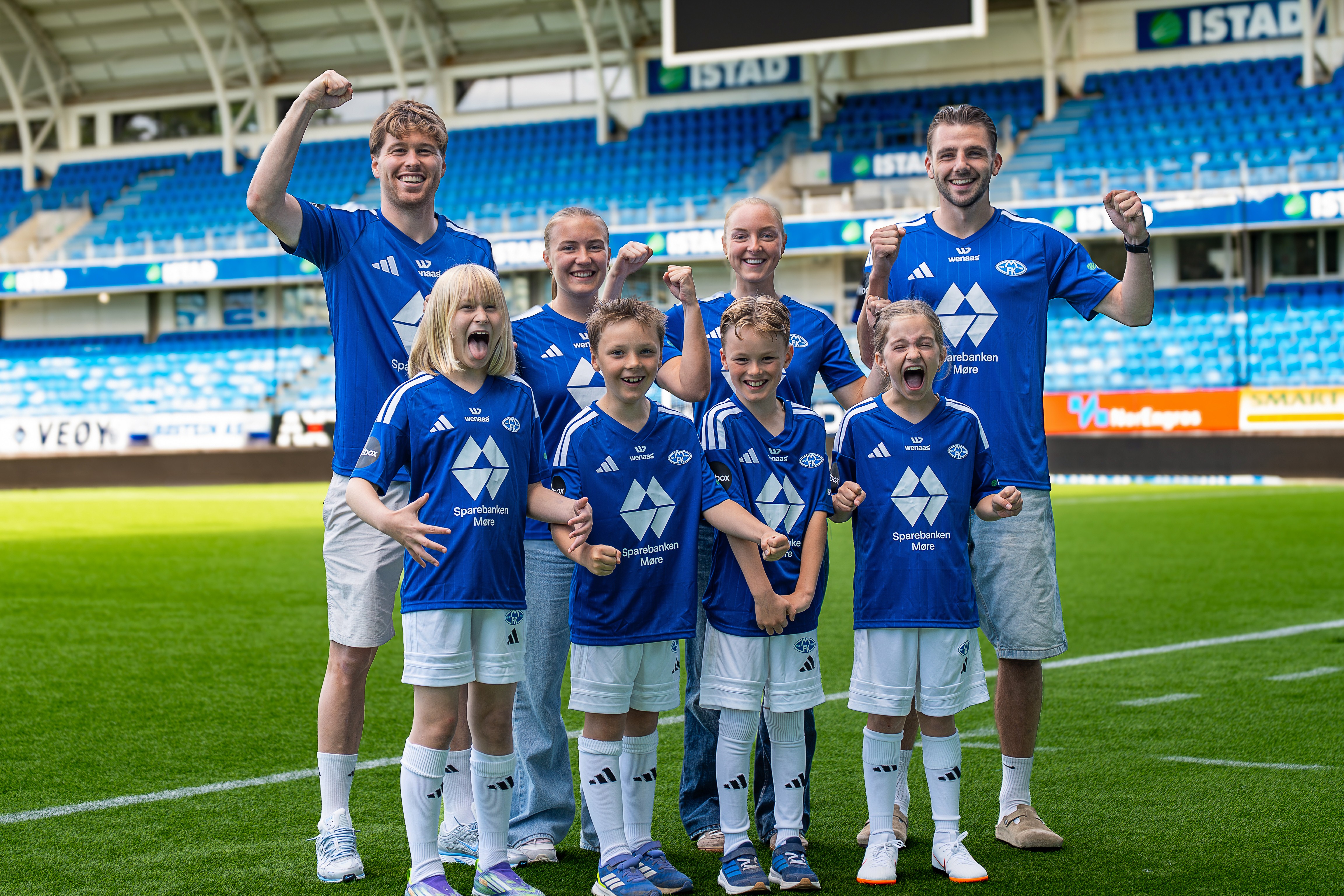Glade barn og fotballspillere i MFK drakt