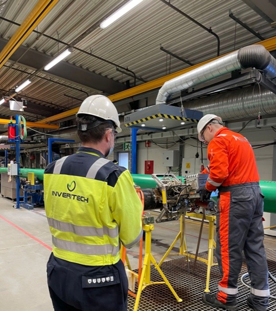 Ansatte i Inveritech utfører teknisk inspeksjon og arbeid på rørutstyr i verksted tilknyttet offshoreprosjekter.