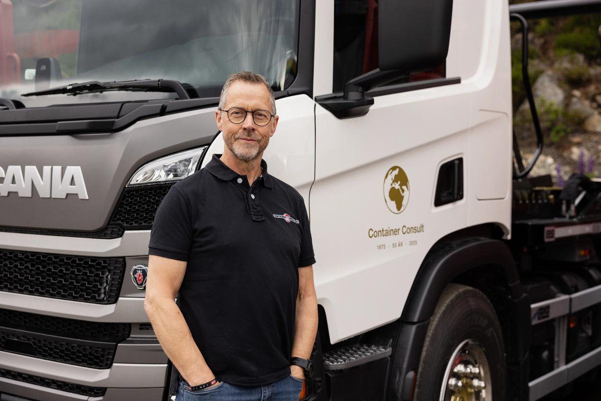 Odd Arve Hansen, daglig leder i Container Consult, foran en firmalastbil med selskapets logo.