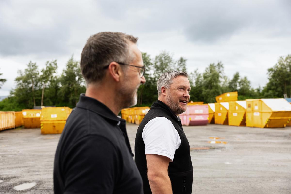 Odd Arve Hansen, daglig leder i Container Consult, og Henrik Wolmer, forsikringsrådgiver i Sparebanken Møre, i samtale ute på containerområdet.