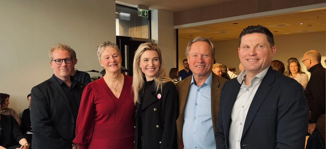 3 menn og 2 kvinner på rekke, pent kledd som smiler til kamera.