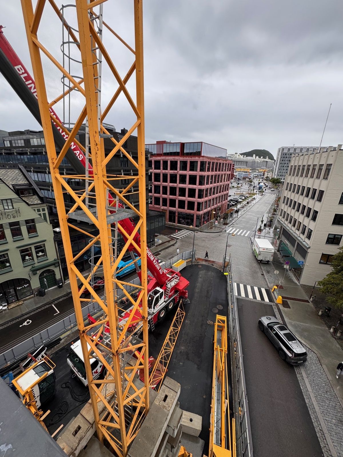 Bilde av kran sett over i fra på byggeplass