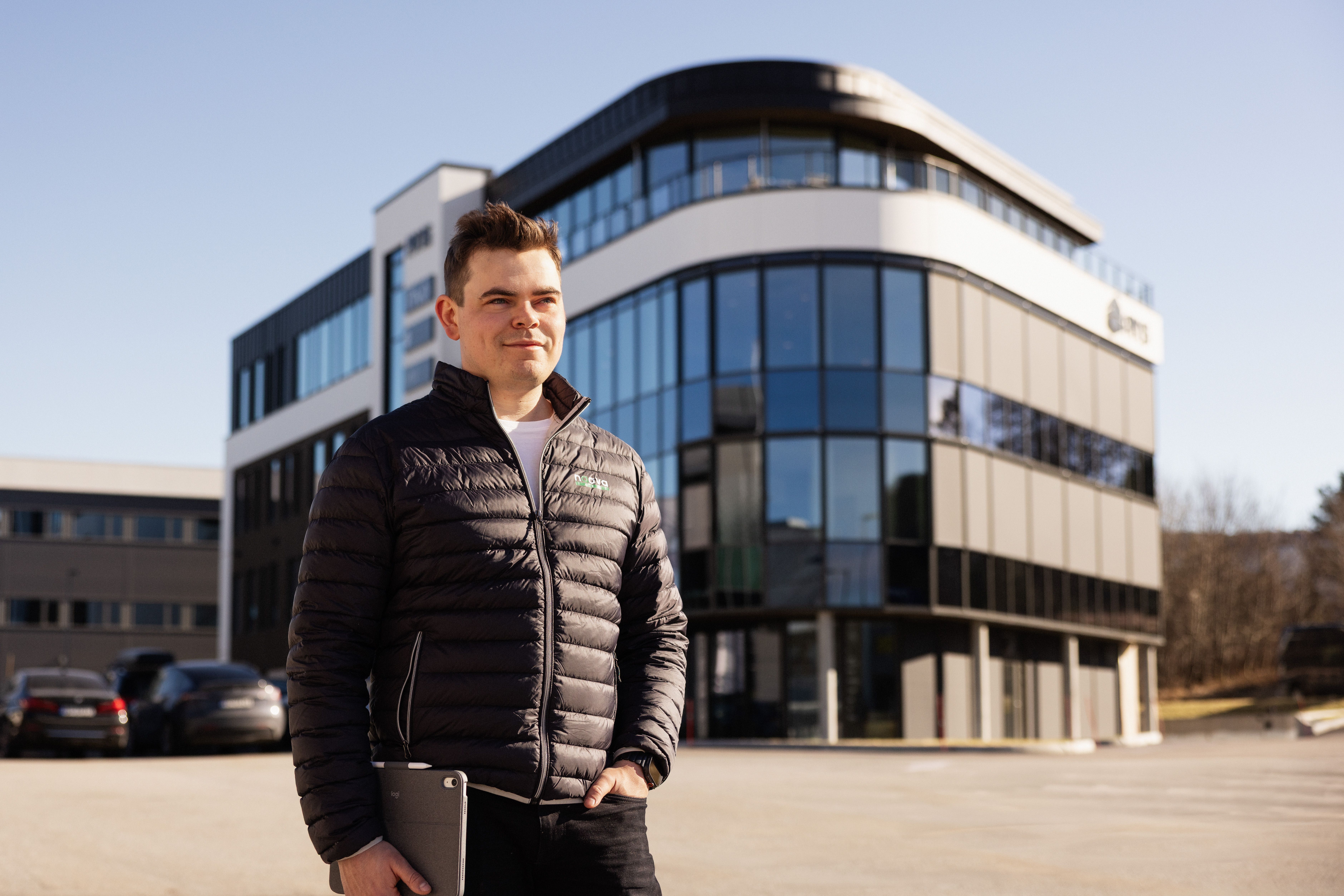 Jacob Engholm Holen, gründer av Naava Takst, foran moderne næringsbygg i Ålesund