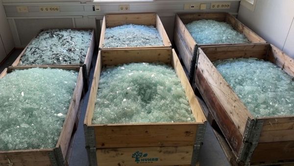 Store kasser med knust glass