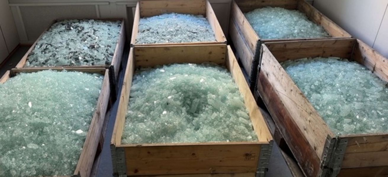 Store kasser med knust glass