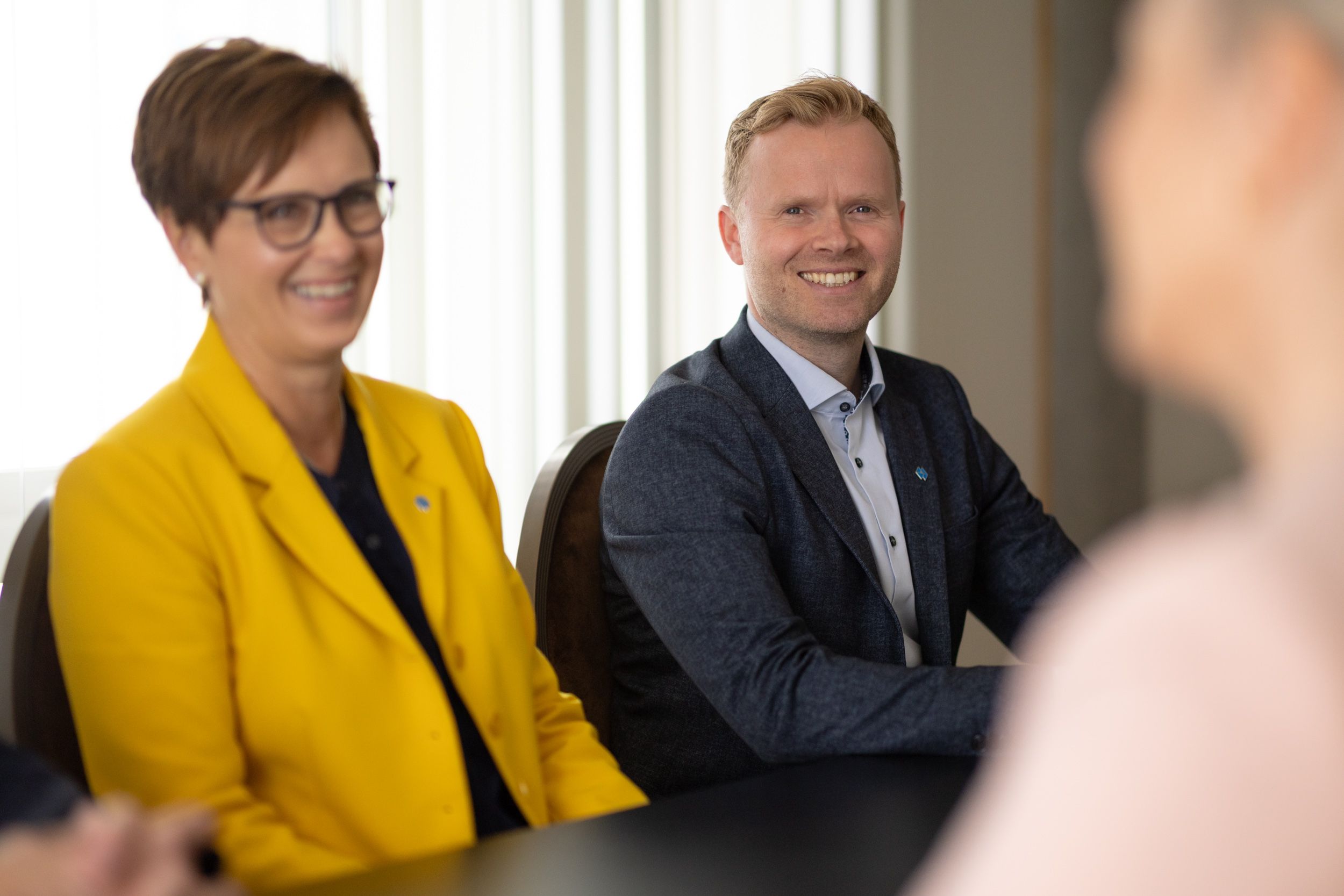 Rådgivere for Næringsliv i Sparebanken Møre har et møte og smiler under diskusjon.