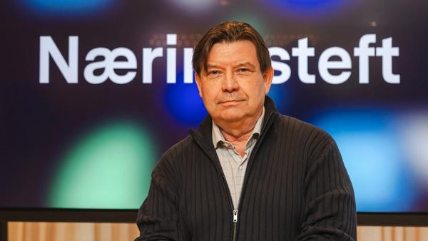 Mann med skjorte og jakke utenpå. Ser i kamera. Bak er det skjerm som står Næringsteft på.