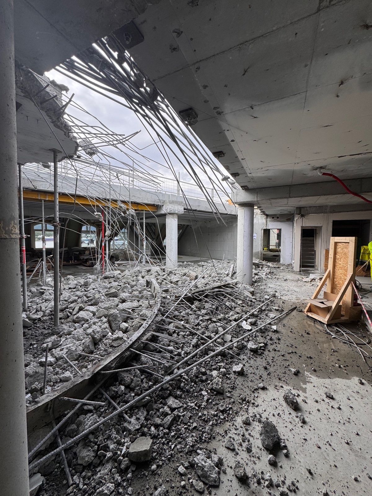 Bilde fra byggeplass i kontorlokaler der man ser at taket er åpnet opp.