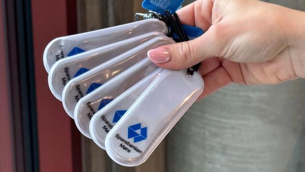 Kvinnehånd som holder6 refleksbrikker i en vifte.