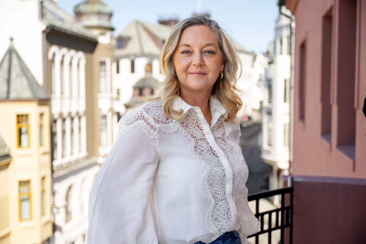 Linda Strømmen, leder for Sparebanken Møre sin næringslivsdivisjon, snakker om inkludering og samfunnsutvikling i forbindelse med Fabelaktig fredag i Møre og Romsdal.