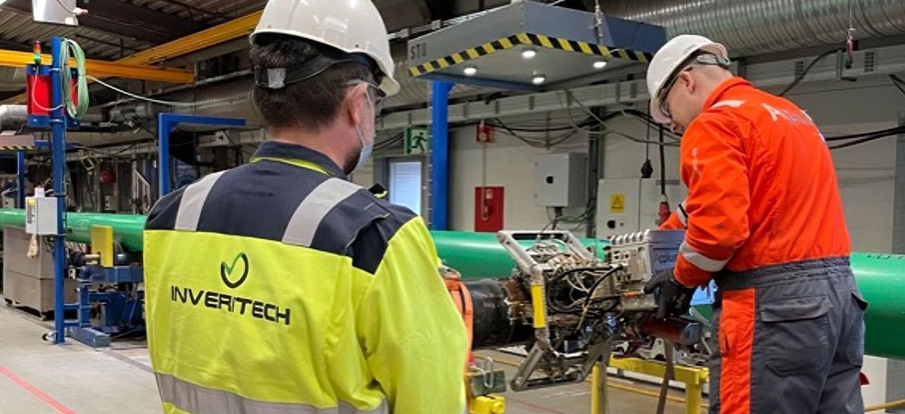 Ansatte i Inveritech utfører teknisk inspeksjon og arbeid på rørutstyr i verksted tilknyttet offshoreprosjekter.