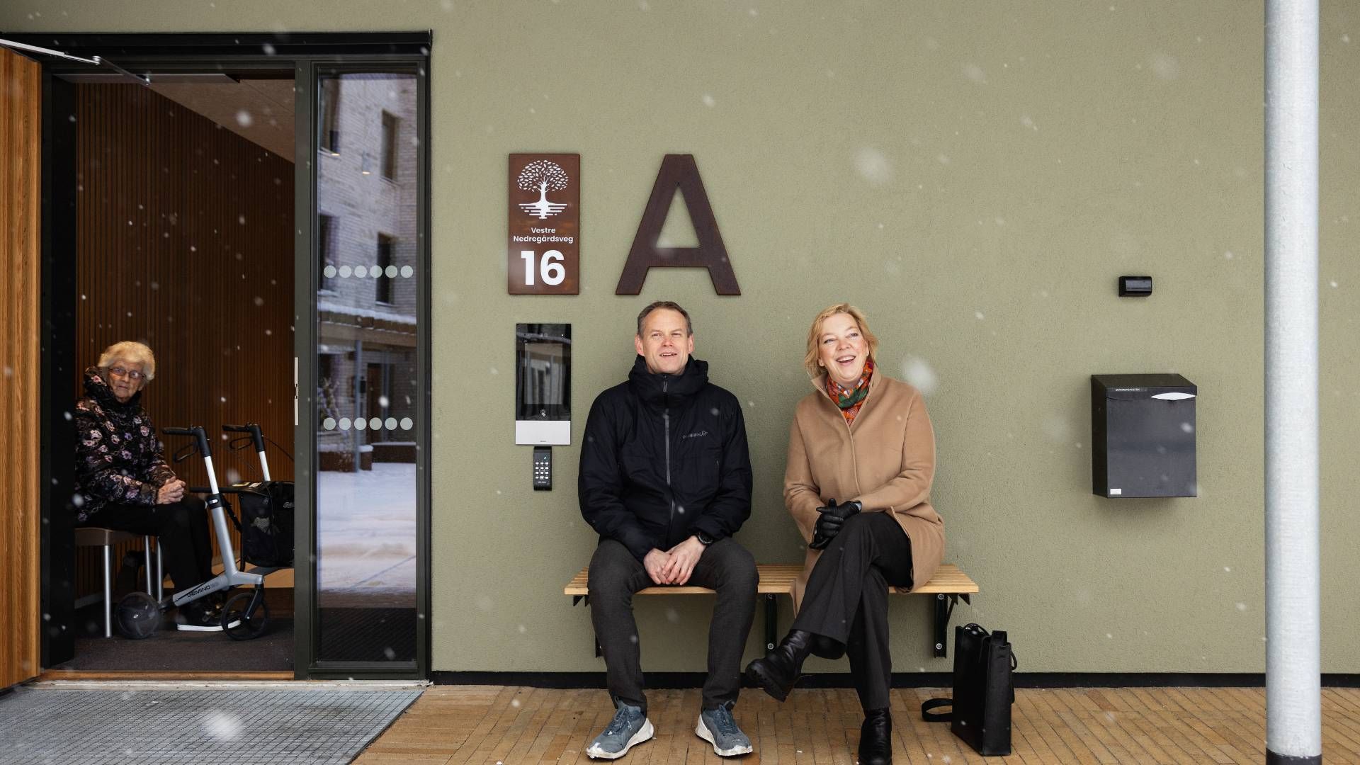 Robert Nerhus fra Sparebanken Møre og byggherre Inger Johanne Langeland utenfor bygg A på Daaetunet i Ålesund.