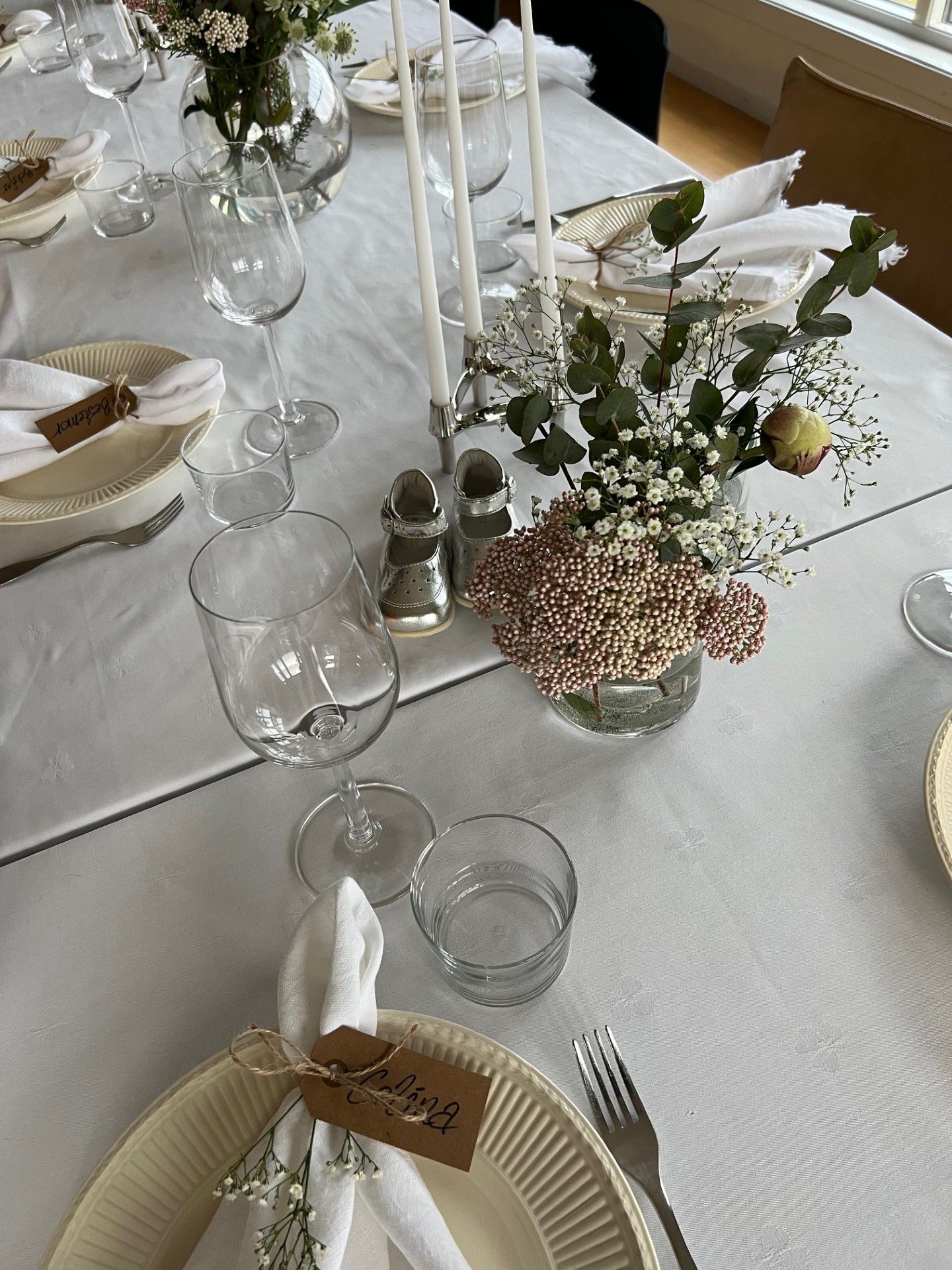 Festpyntet konfirmasjonsbord 