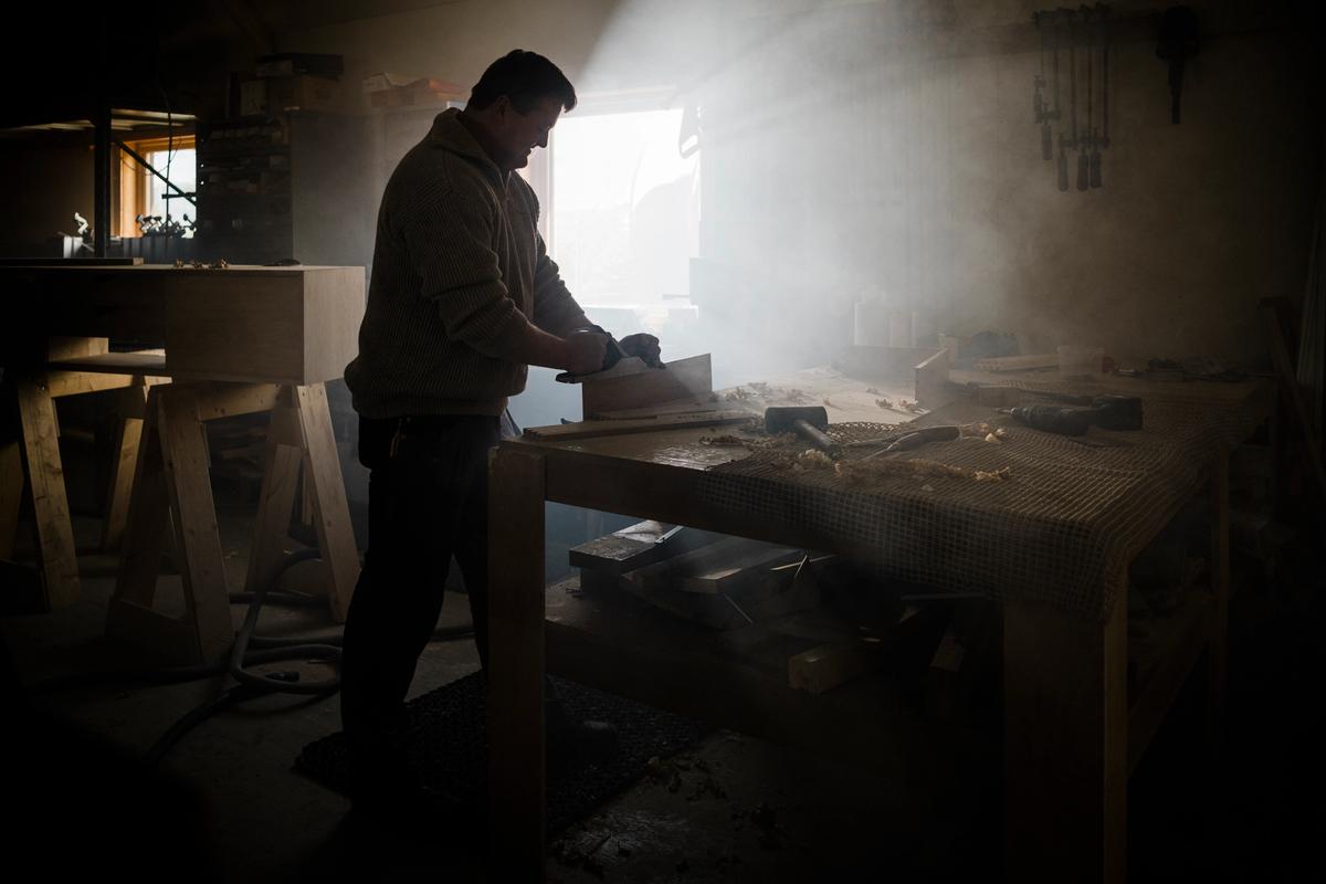 en håndverker som jobber i et sløydrom