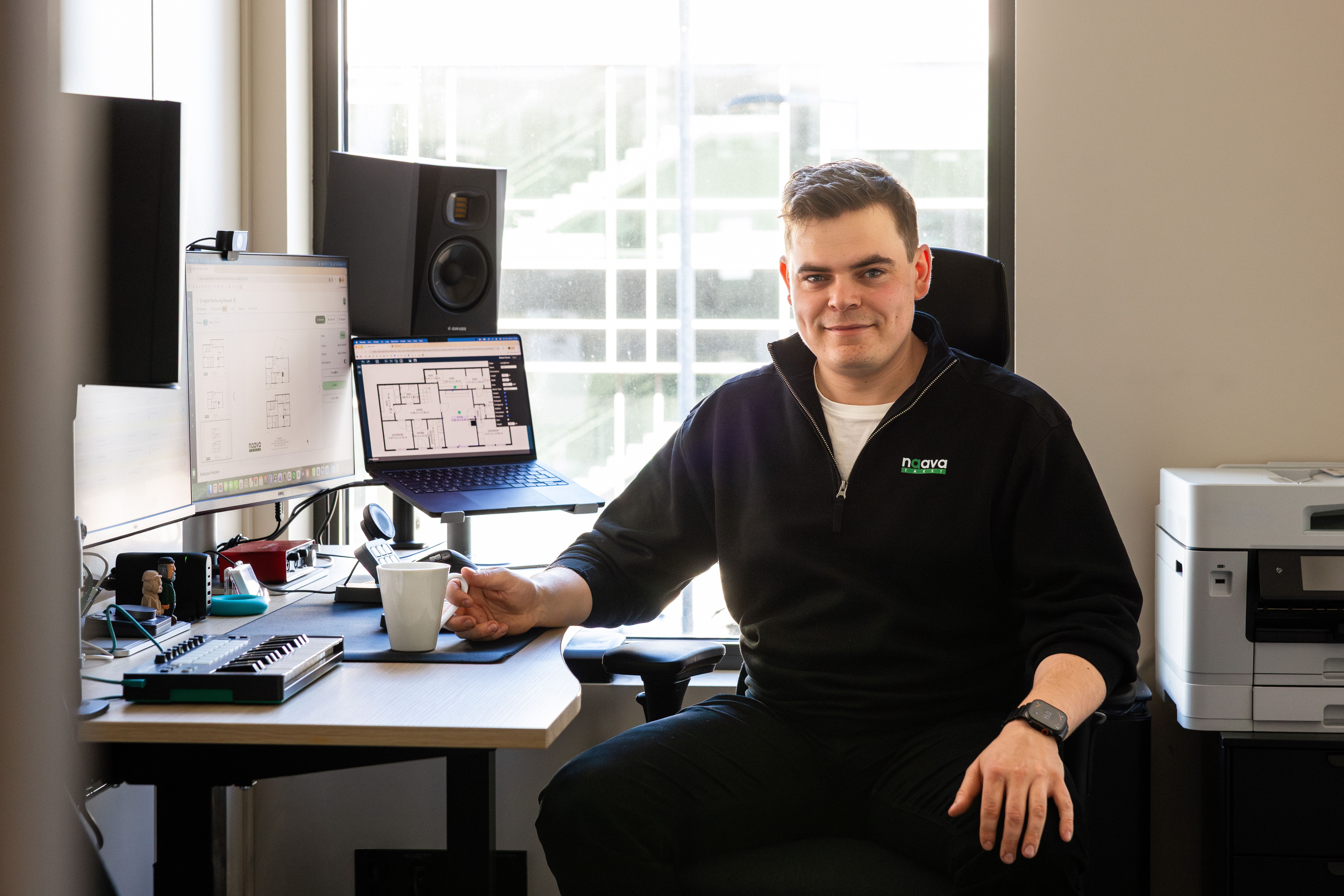 Jacob Engholm Holen fra Naava Takst jobber på kontoret med plantegninger på skjerm