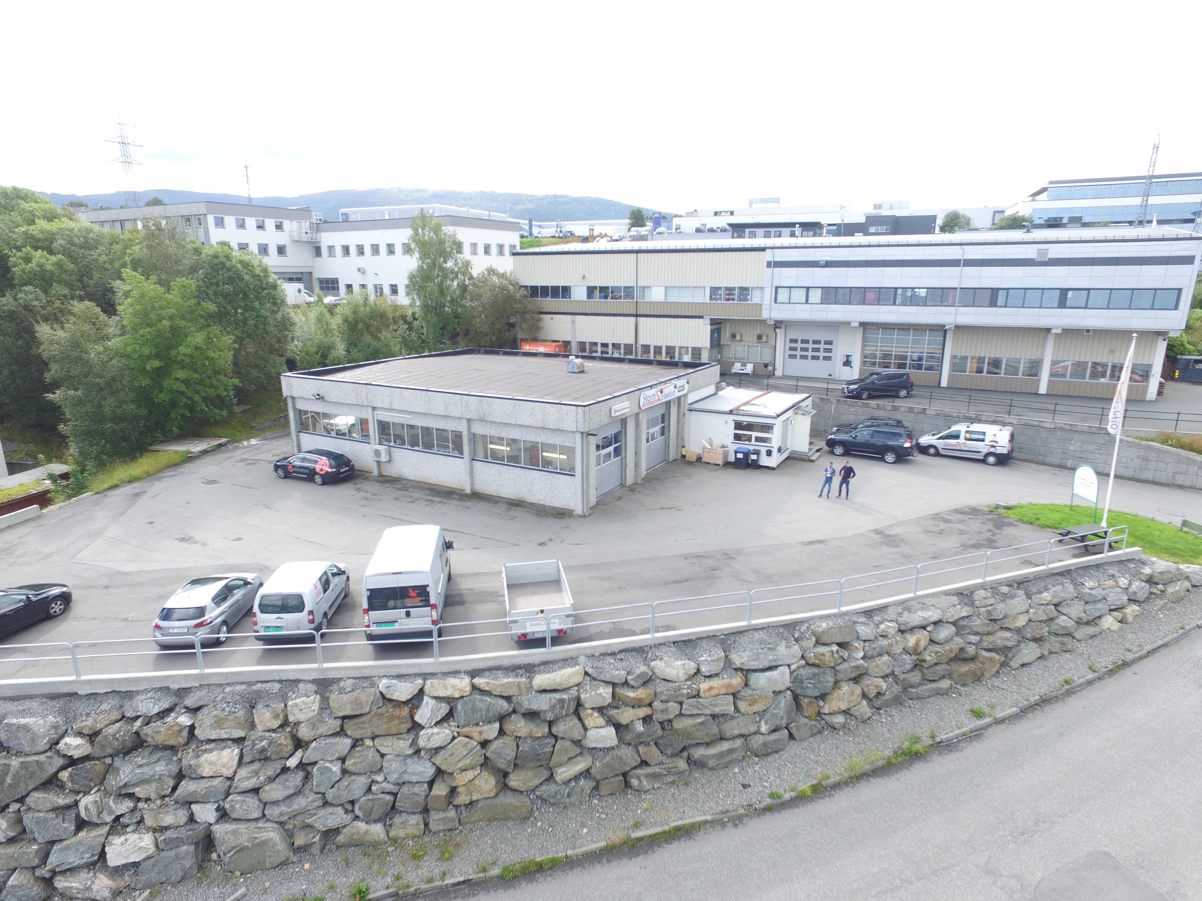 Dronebilde av grått forretningsbygg