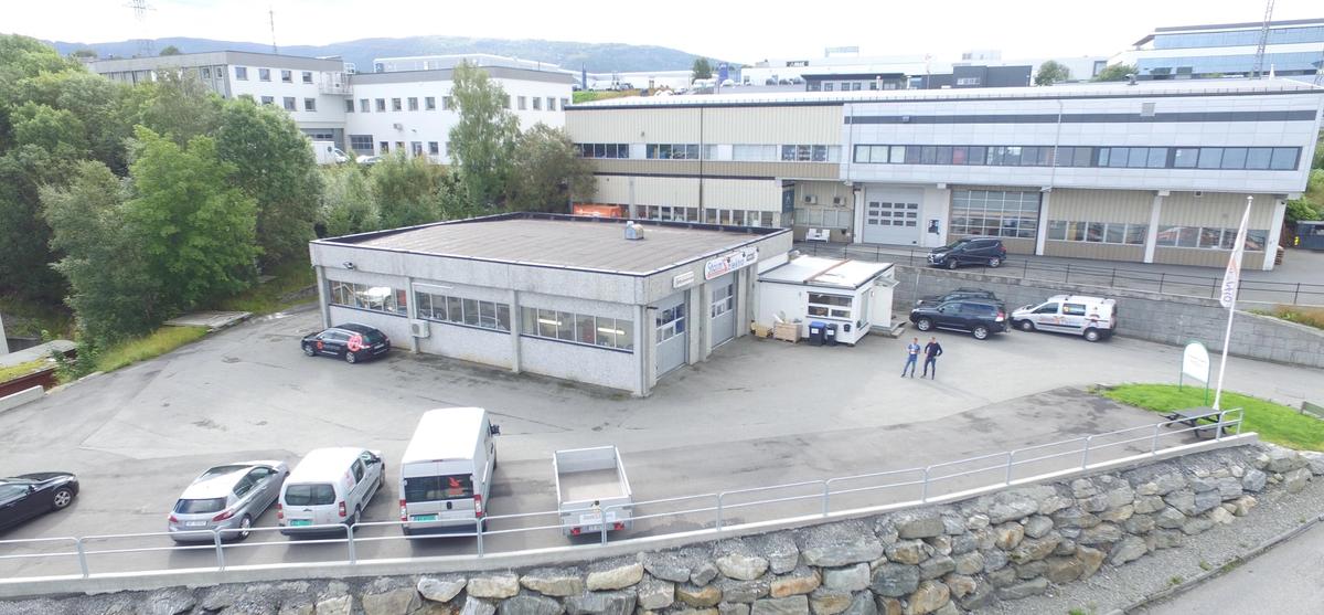 Dronebilde av grått forretningsbygg