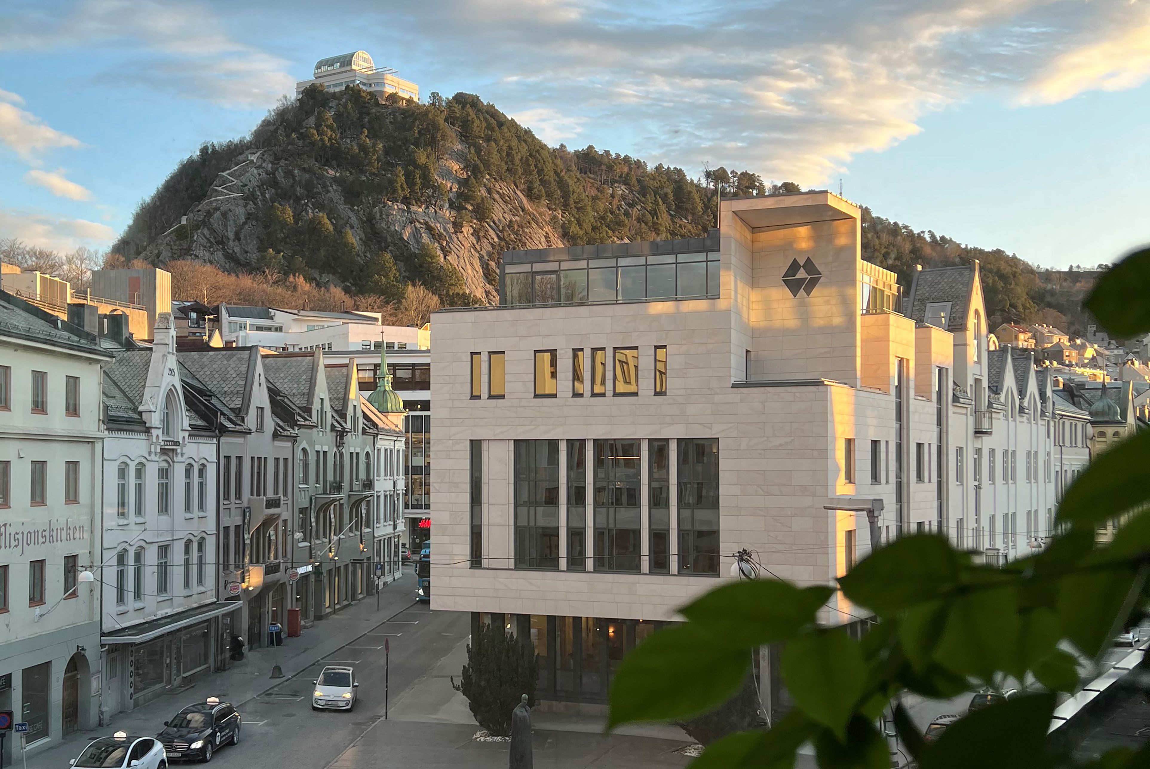 Sparebanken Møres hovedkontor i Ålesund, med Fjellstua i bakgrunn 