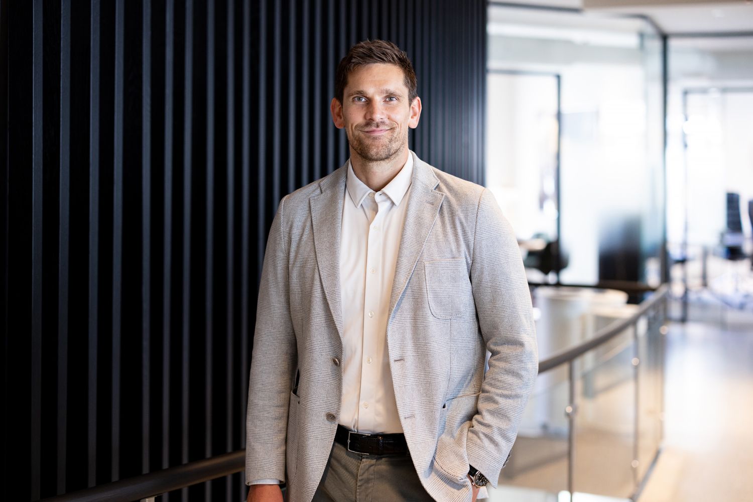 Mann i skjorte smiler i kamera