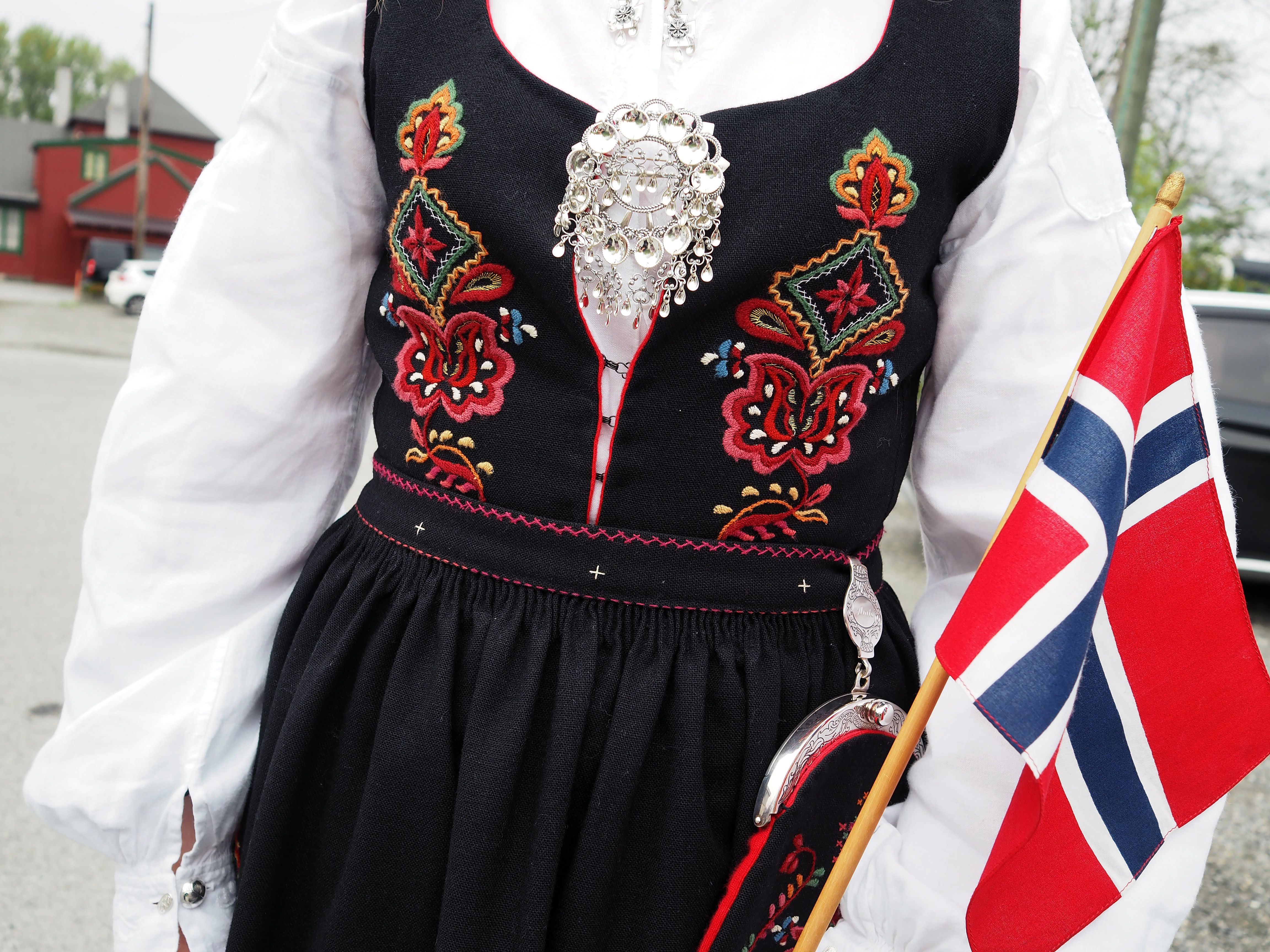 Sunnmørsbunad og norsk flagg 