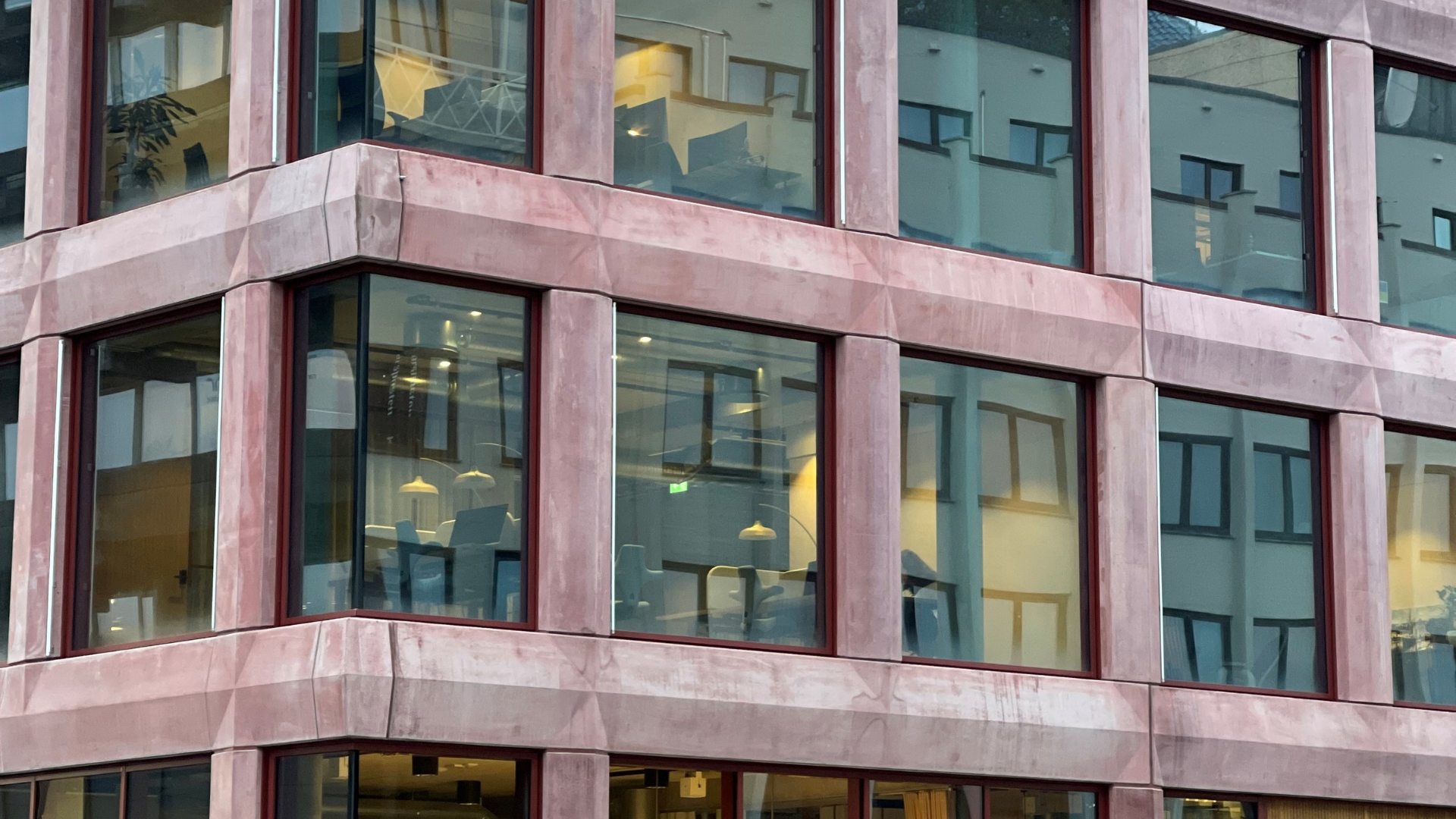 Moderne næringsbygg med store vindusflater og energieffektiv utforming.