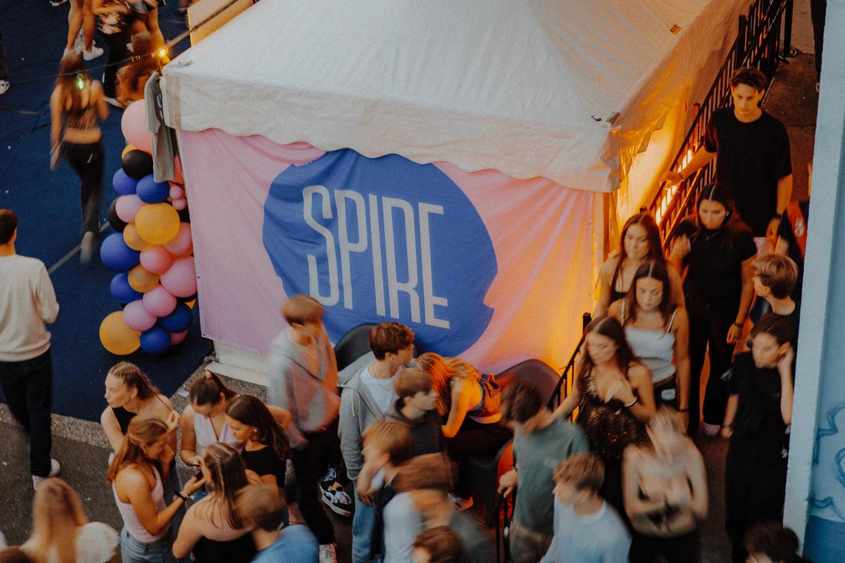 Telt sett ovenifra med SPIRE påskevet, ungdommer i festivalstemning rundt om.