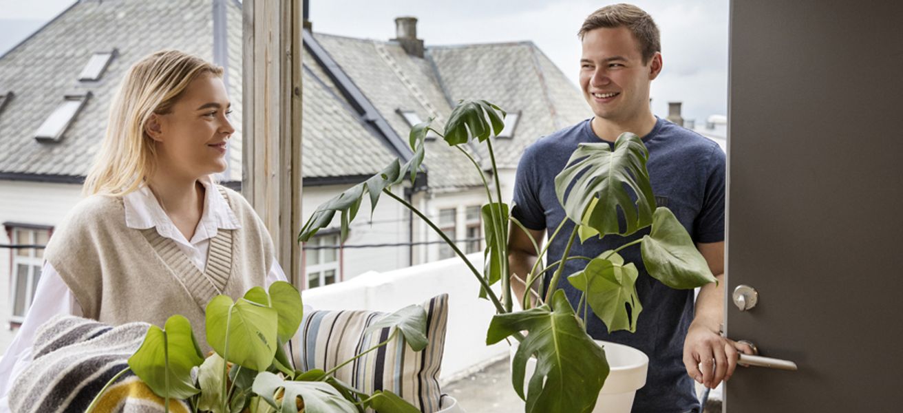 Et ungt par flytter inn i ny bolig.