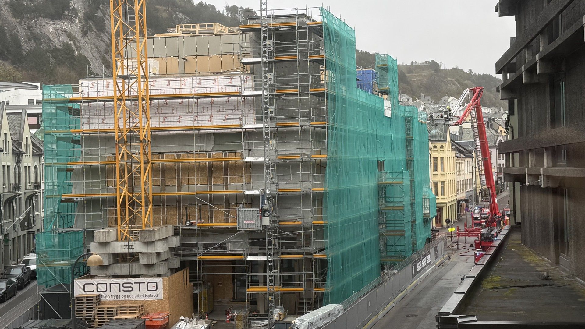 Slukkearbeid i bygg under rehabilitering