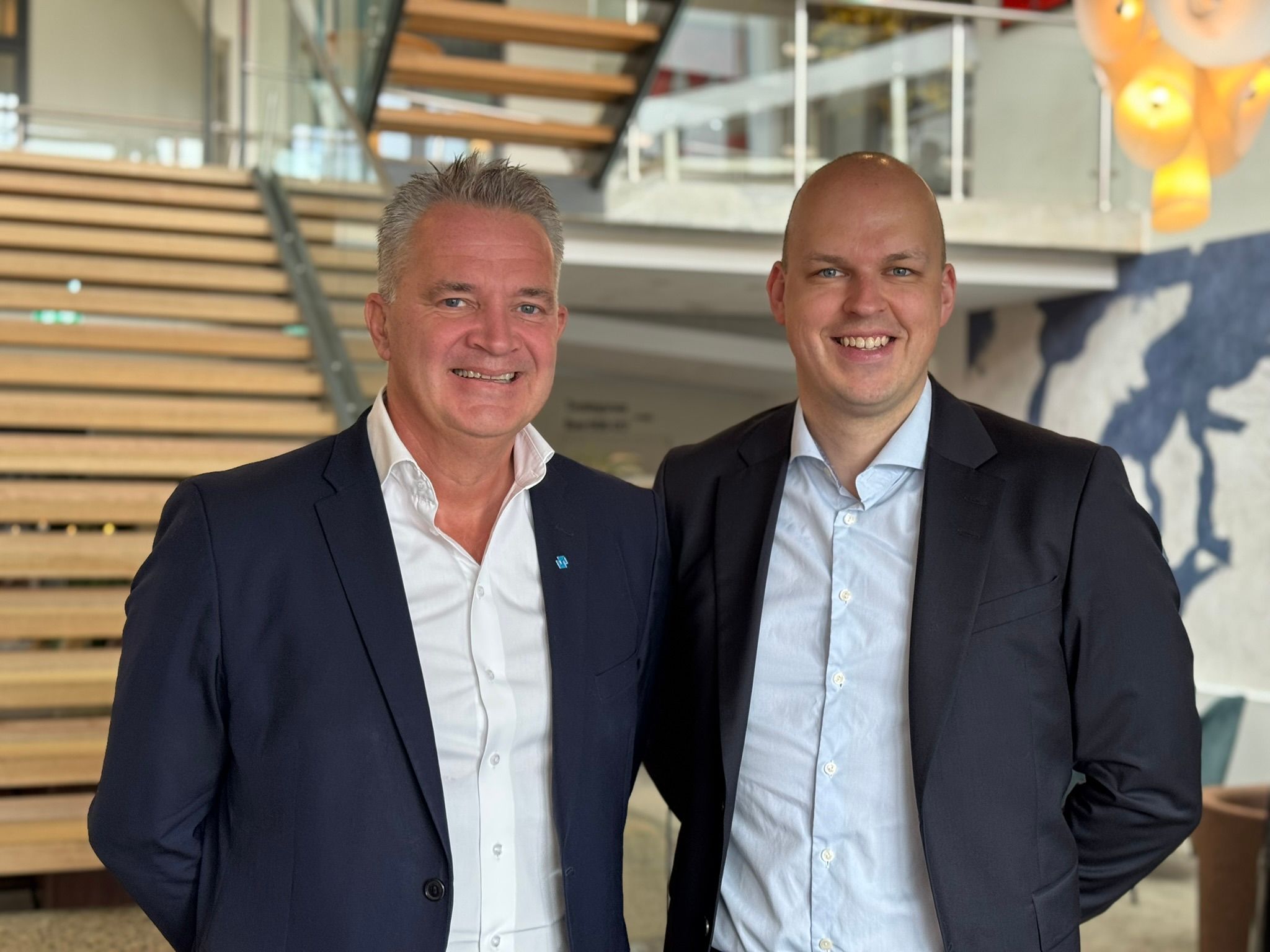 Kolbjørn Heggdal og Eirik Sponås, banksjefer for næringsliv i Sparebanken Møre. De bidrar til å løfte GrønnArena i Romsdal og Nordmøre.