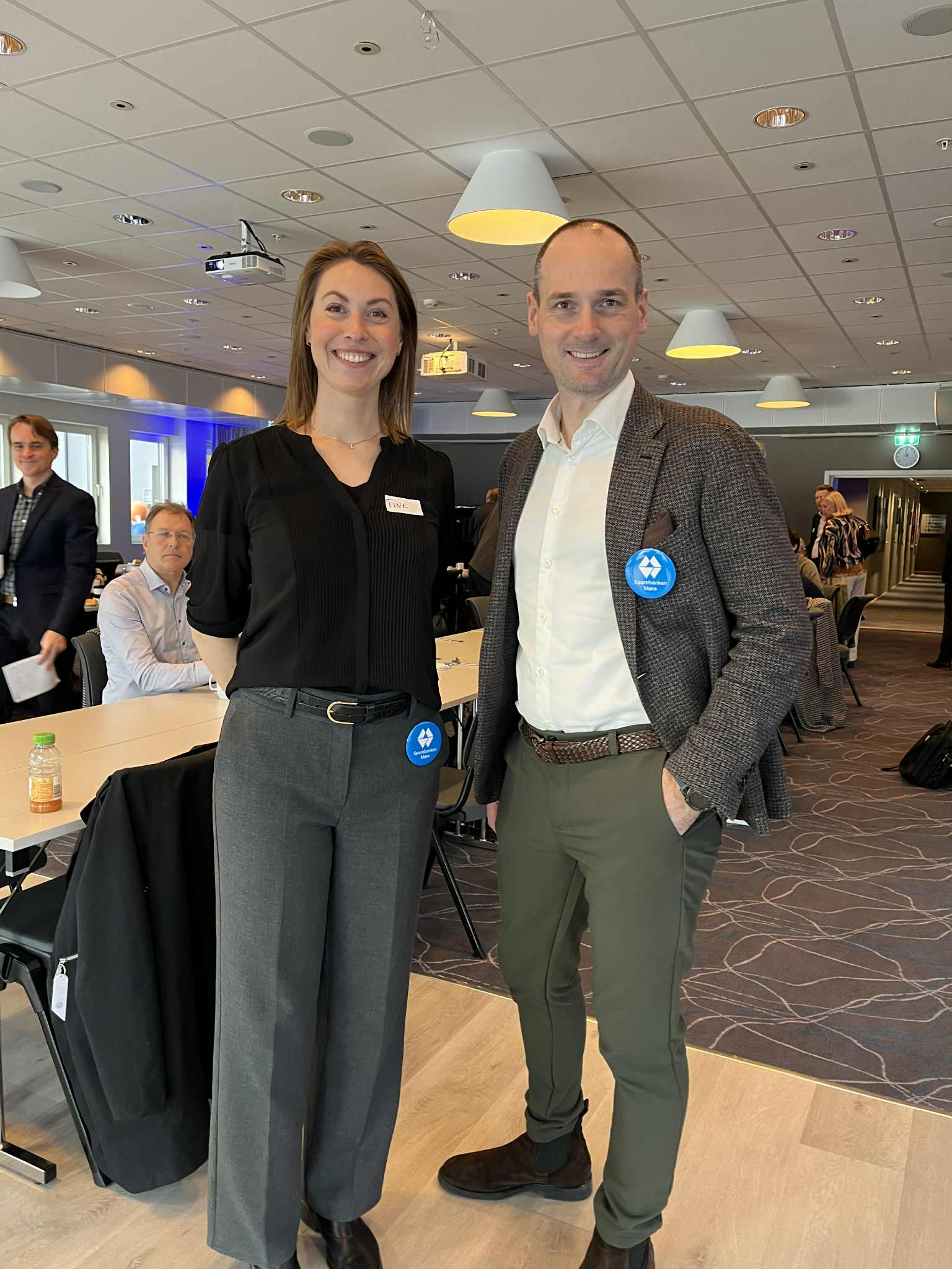 Dame og mann i et kurslokale. 