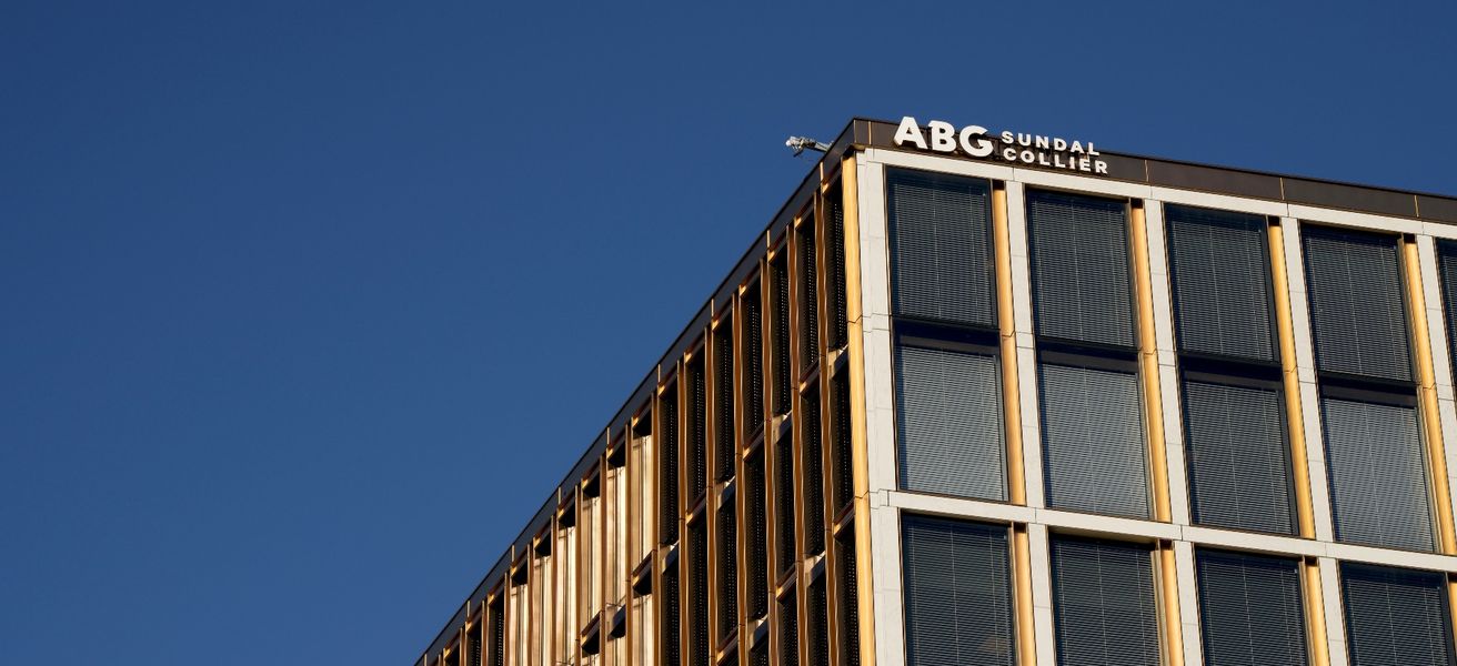 Forretningsbygg med mange vindu, med blå himmel i bakgrunn