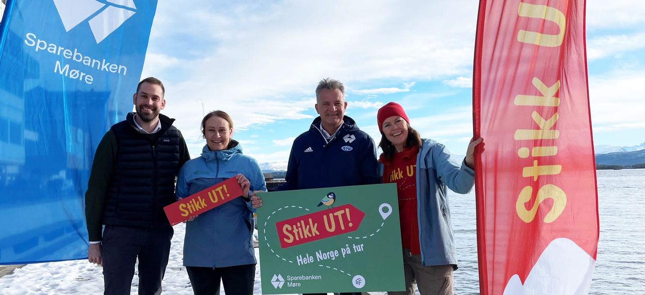 Beachflagg Sparebanken Møre og Stikkut, og representater fra de to som holder Stikkut-plakater