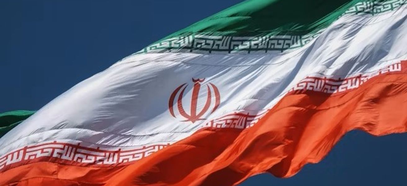 Det iranske flagget vaier i vinden