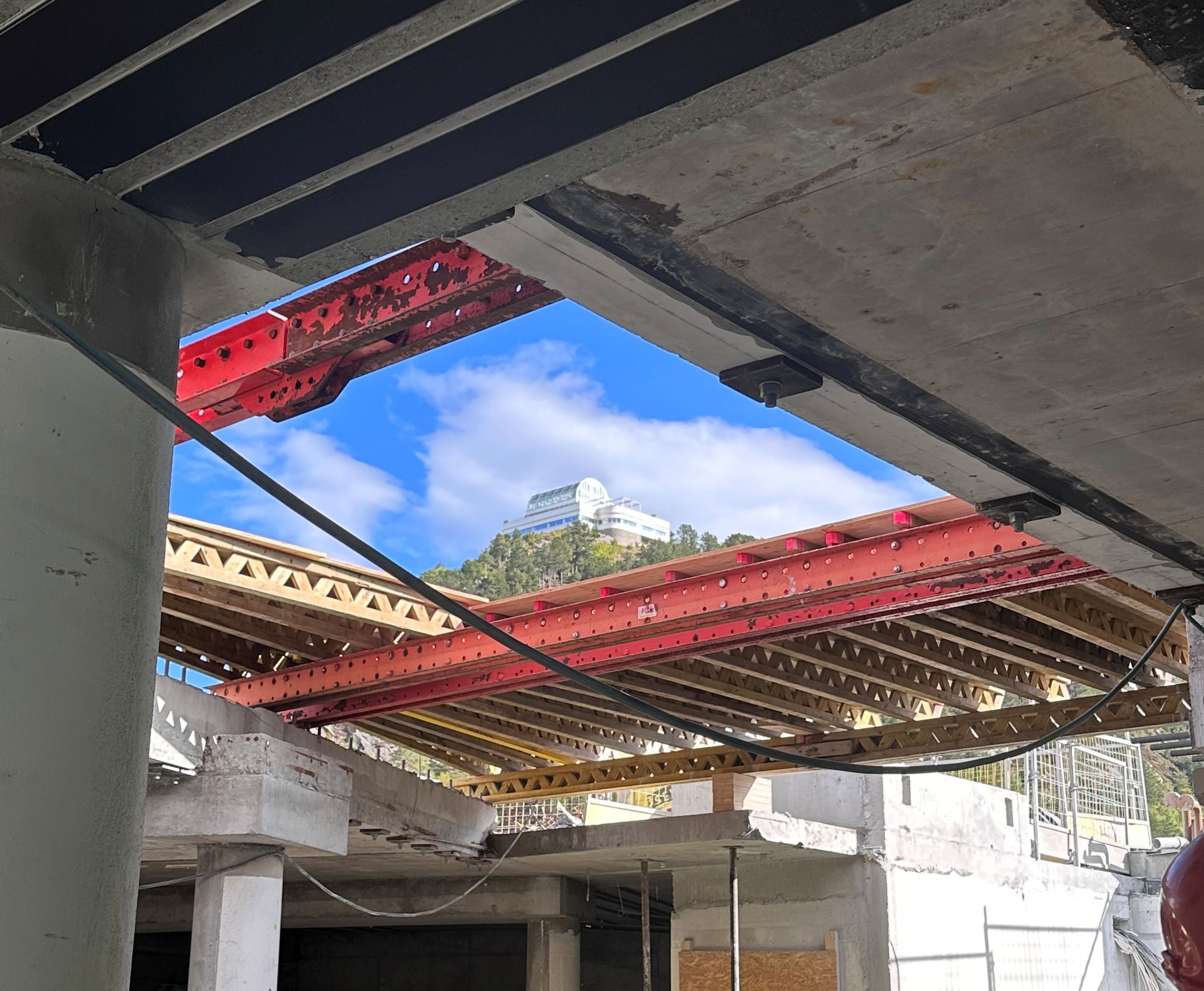 Lysgården tar form, og fra innvendig kan man nå se Fjellstua fra en ny vinkel.