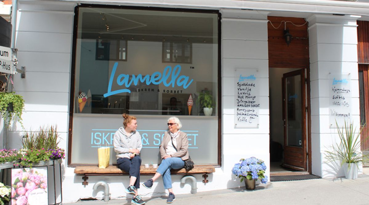 To personer utenfor iskrembaren Lamella.