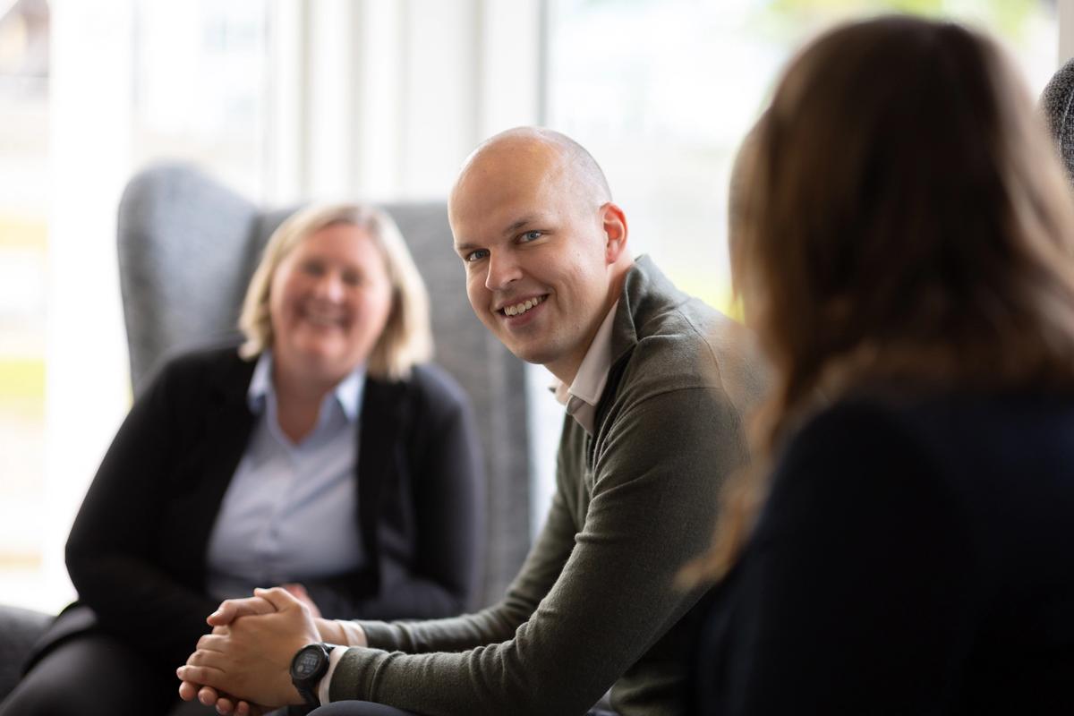Erik Sponås, leder for avdeling næringsliv i Nordmøre, i samtale med kollegaer.