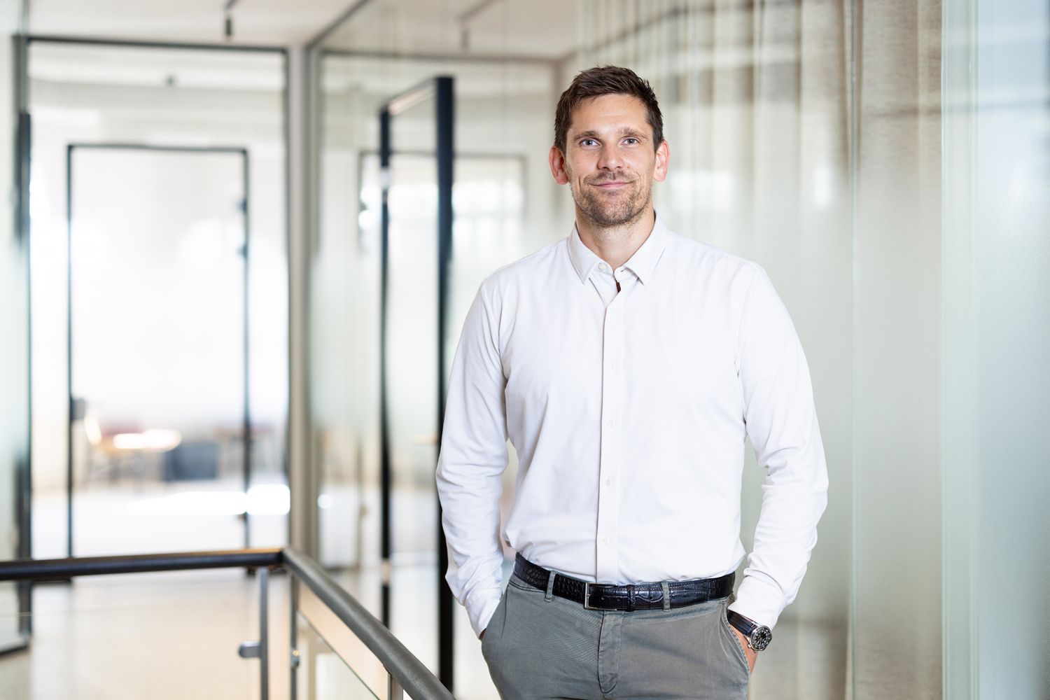 Mann i skjorte smiler i kamera