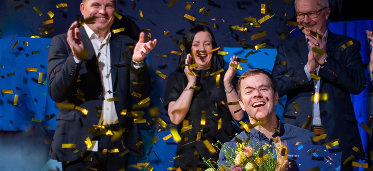 Jubelscene med konfetti og vinneren av Næringsteft 2021, Sugurd Groven. I bakgrunnen står representanter fra Sparebanken Møre.