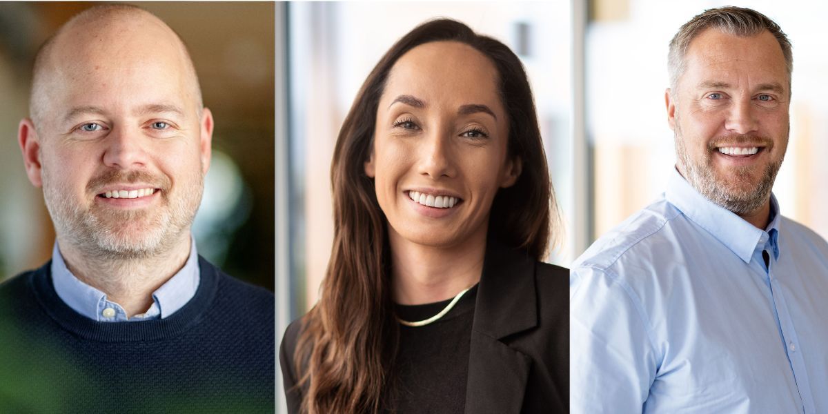 Bilde av tre forsikringsrådgivere, en mann uten hår, en dame med mørkt hår og en mann med grått hår