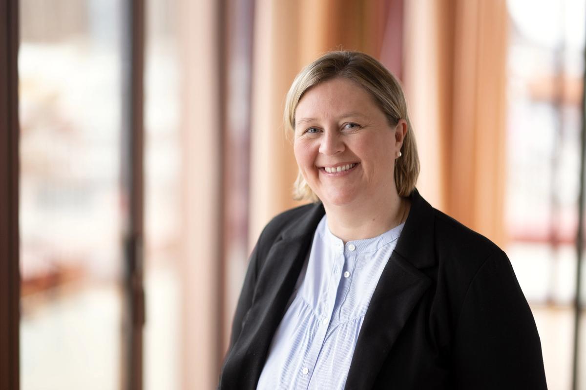 En dame som er rådgiver i sparebanken møre som smiler til kamera