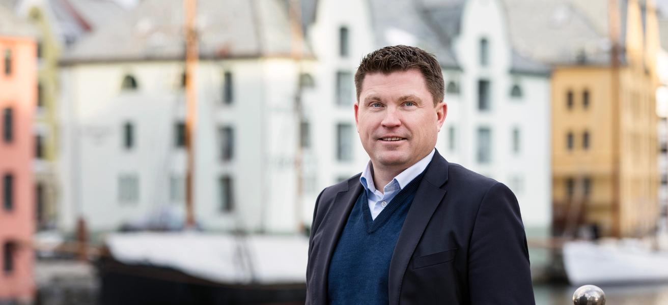 Trond Lars Nydal på med Brosundet i bakgrunnen.