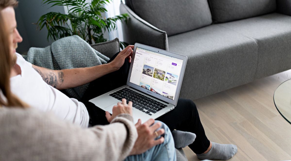 To personer som sitter å ser på en PC