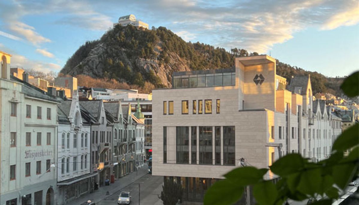 Bilde av Sparebanken Møre i Ålesund med Aksla og Fjellstua i bakgrunnen.