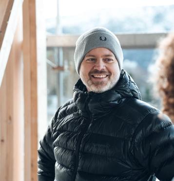 Menn som har en hyggelig samtale på en byggeplass på vinteren