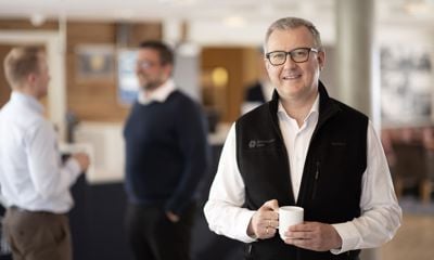 Svein Kjerstad, rådgiver i Sparebanken Møre, portrettert i bankens lokaler.