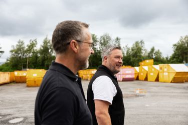 Odd Arve Hansen, daglig leder i Container Consult, og Henrik Wolmer, forsikringsrådgiver i Sparebanken Møre, i samtale ute på containerområdet.