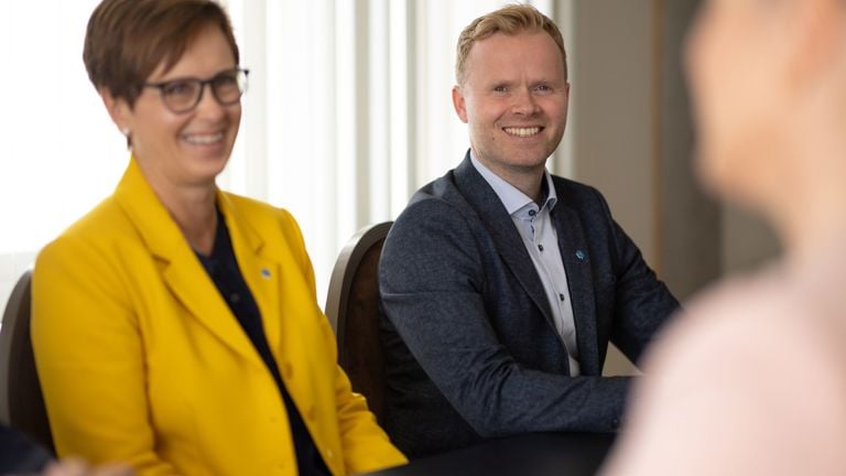 Rådgivere for Næringsliv i Sparebanken Møre har et møte og smiler under diskusjon.
