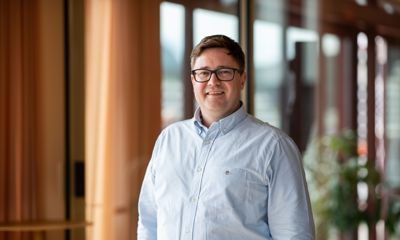 Bilde av Stig Rune Sætre i et moderne lokale