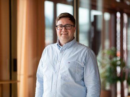 Stig Rune Sætre, leder for Handel og tjenesteytende næringer i Sparebanken Møre, smilende i moderne kontormiljø.