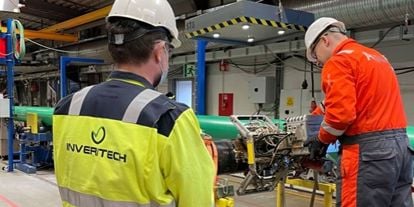 Ansatte i Inveritech utfører teknisk inspeksjon og arbeid på rørutstyr i verksted tilknyttet offshoreprosjekter.